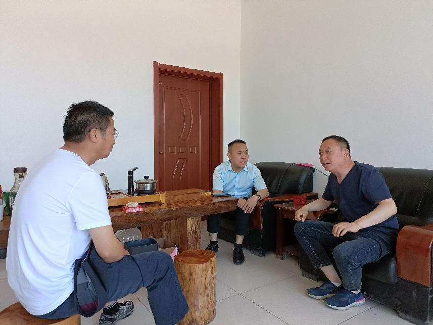 农科院专家与种植户探讨梨果业发展前景